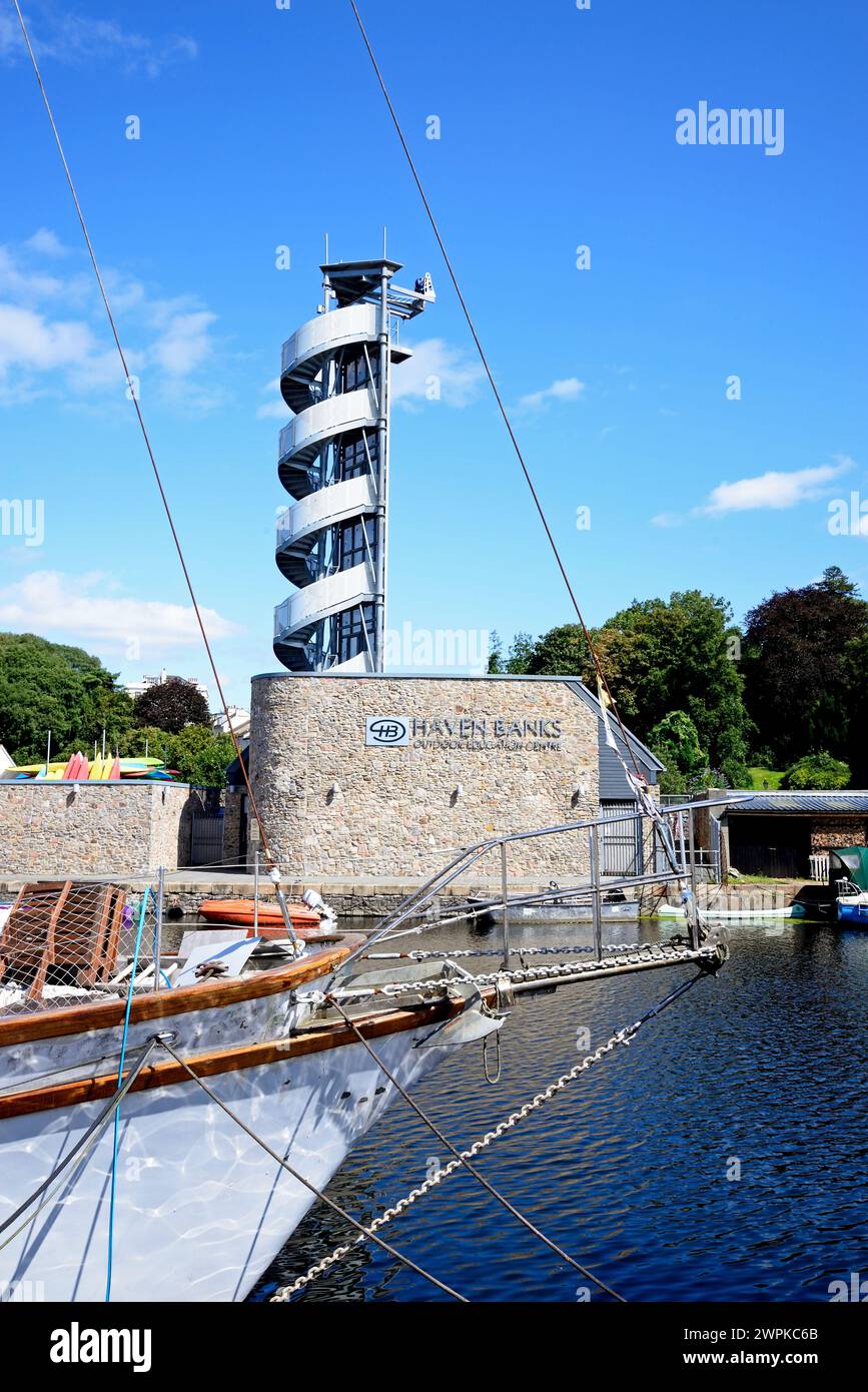 HAVEN Banks Outdoor Education Centre entlang des Exeter-Schiffskanals mit einem Yachtbogen im Vordergrund, Exeter, Devon, Großbritannien, Europa. Stockfoto