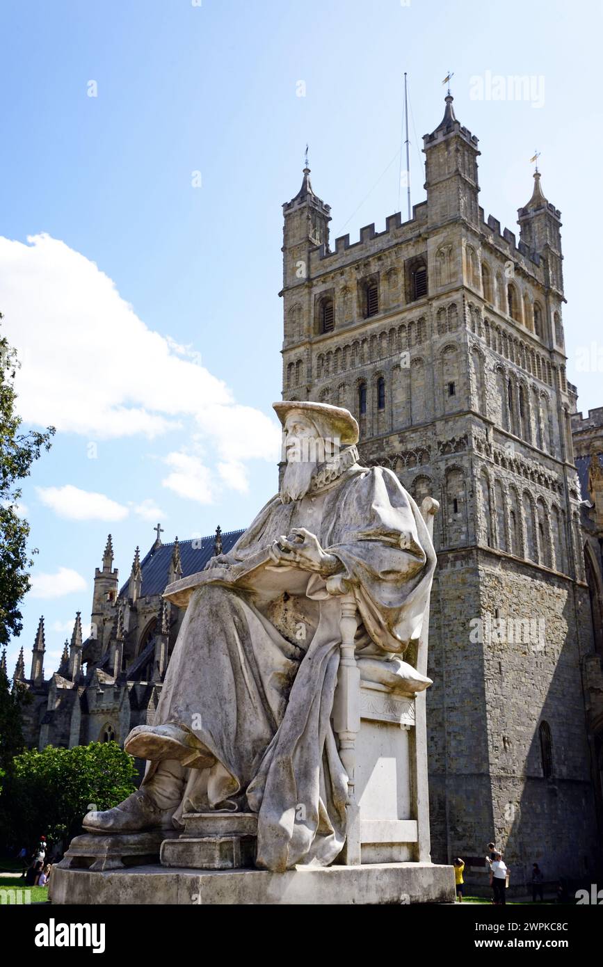 Statue von William Hooker mit der Kathedrale (Kathedrale St. Peter in Essex), Exeter, Devon, Großbritannien, Europa. Stockfoto