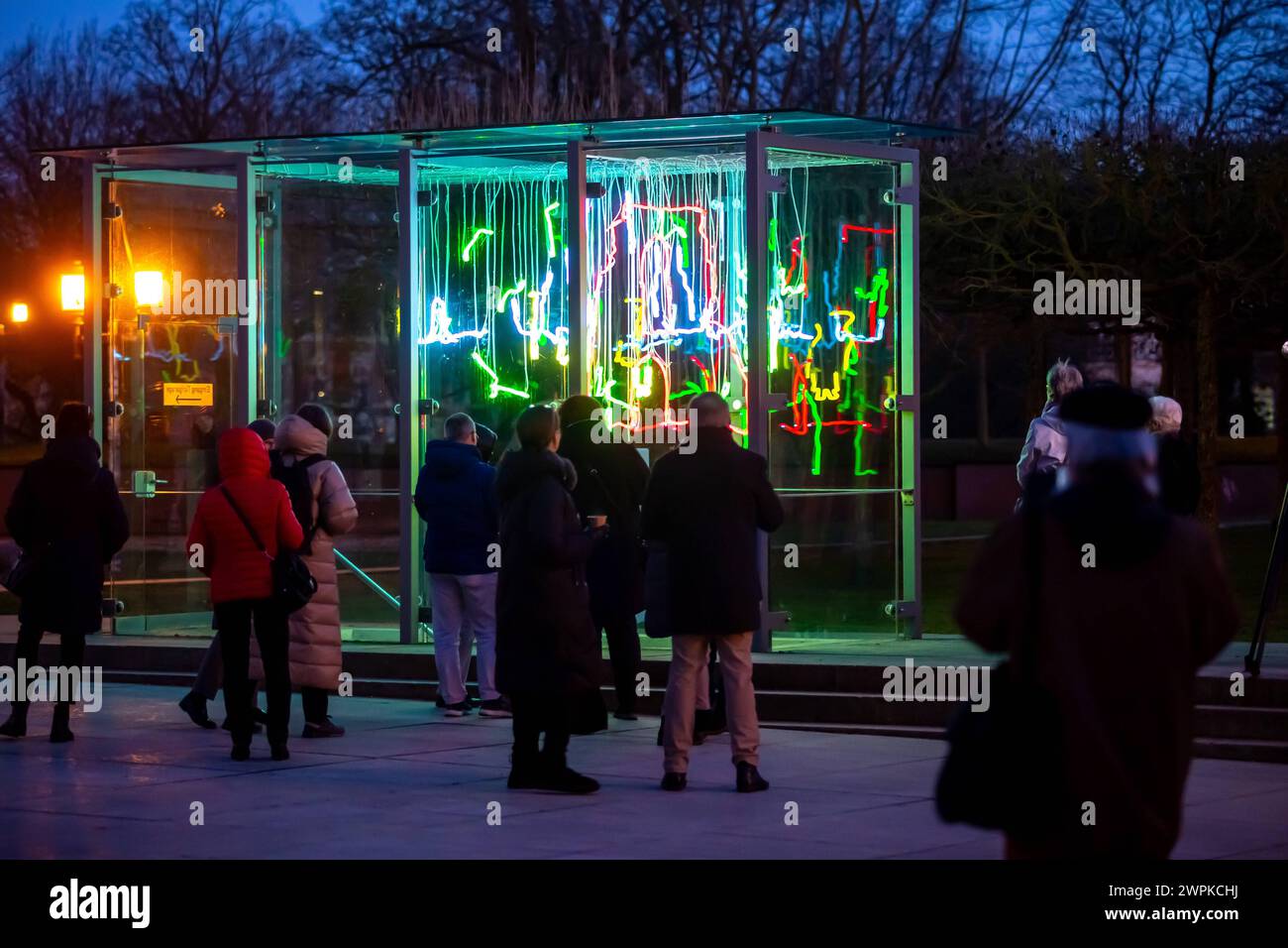 Die Lichtinstallation auf dem Vorplatz des Pommerschen Landesmuseums erstrahlt in den Farben Blau, Gelb, Grün und Rot. Die roten Linien zeigen die Silhouette der Klosterruine Eldena. GER, Kunst, Eröffnung cdf light, Götz Lemberg, Vernissage, Lichtskulptur, Pommersches Landesmuseum, Hansestadt Greifswald, HGW *** die Lichtinstallation auf dem Vorplatz des Pommerschen Staatsmuseums erstrahlt in den Farben Blau, Gelb, Grün und Rot die roten Linien zeigen die Silhouette der Klosterruine Eldena GER, Kunst, aufbauendes cdf-Licht, Götz Lemberg, Vernissage, Lichtskulptur, Pommerschen Staatsmuseum, Hanse Stockfoto