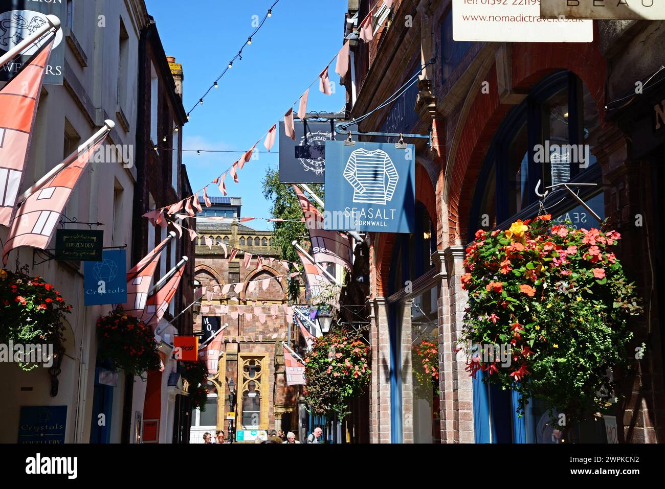 Blick entlang des Restaurants gesäumt Gandy Street mit einem Teil des Royal Albert Memorial Museum und der Kunstgalerie auf der Rückseite, Exeter, Devon, Großbritannien, Europa Stockfoto