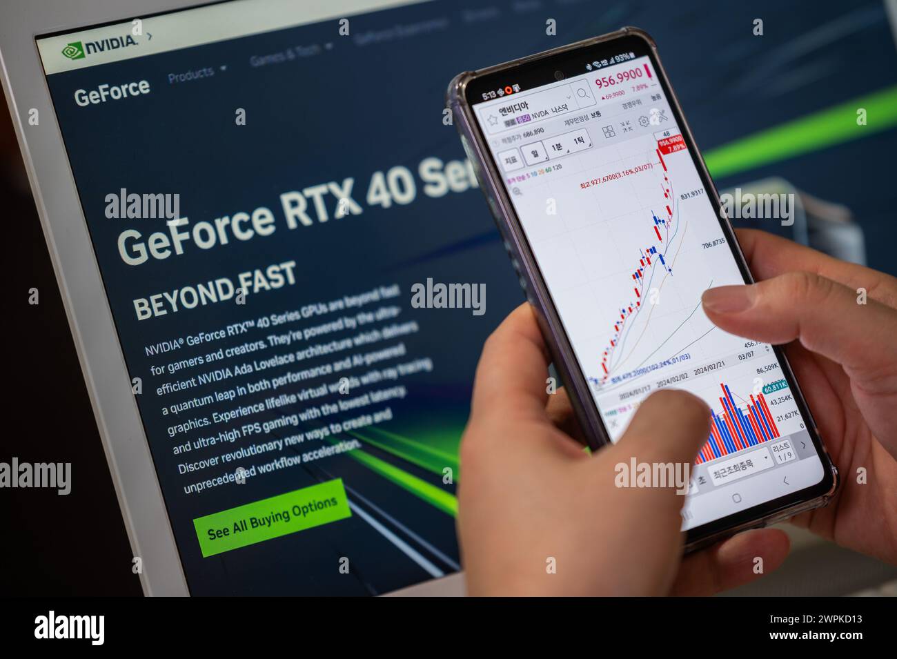 Seoul, Südkorea - 8. März 2024 : Eine Hand eines Mannes sucht die Nvidia-Aktienkarte auf einem Smartphone Stockfoto