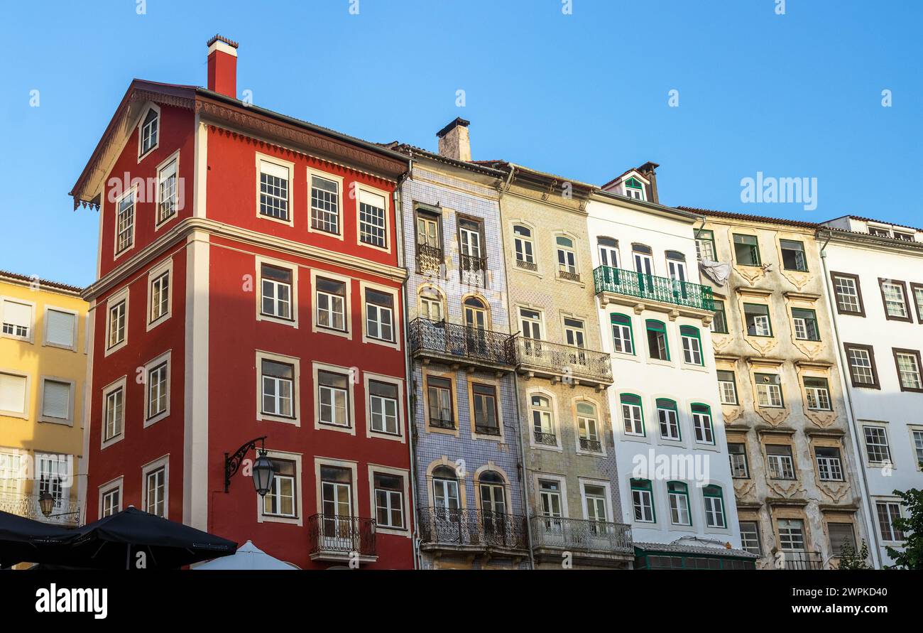 Fassaden von alten Gebäuden im Stadtzentrum von Coimbra in Portugal, mit einem schönen Muster von Fenstern. Stockfoto