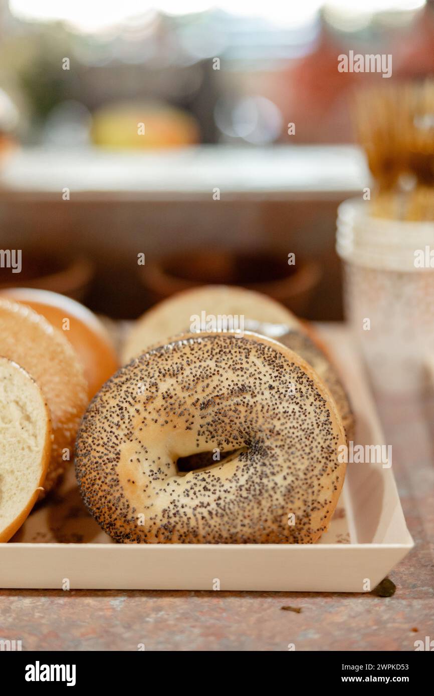 Einfacher Mohn und einfacher Bagel ganz nah auf dem Tablett Stockfoto