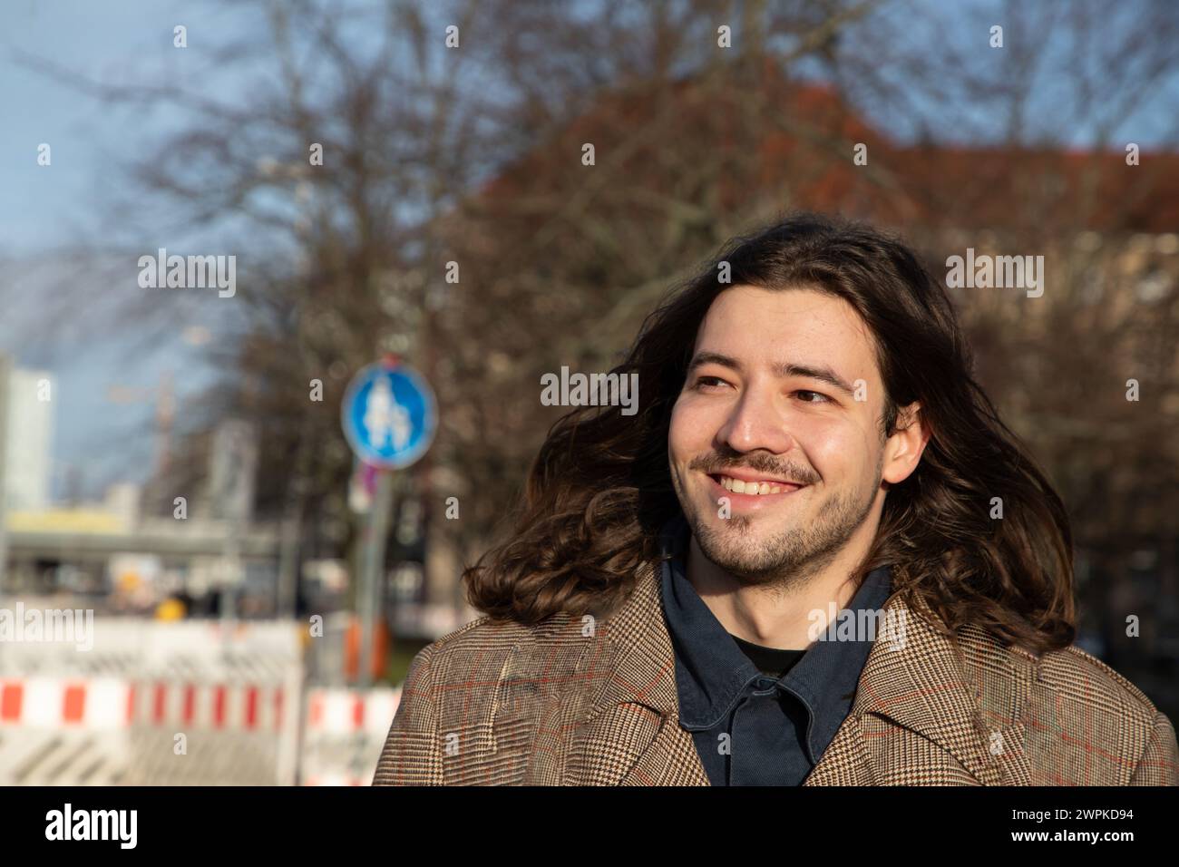 Junger, gutaussehender, großer und schlanker Kerl mit langen Haaren Stockfoto