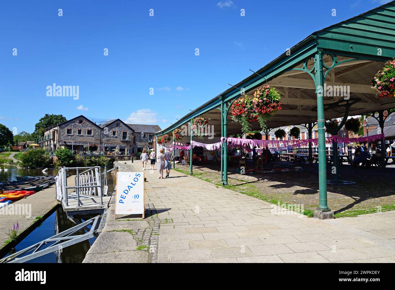 Pedalos können am östlichen Kai des Flusses exe gemietet werden, mit Restaurants auf der Rückseite, Exeter, Devon, Großbritannien, Europa. Stockfoto