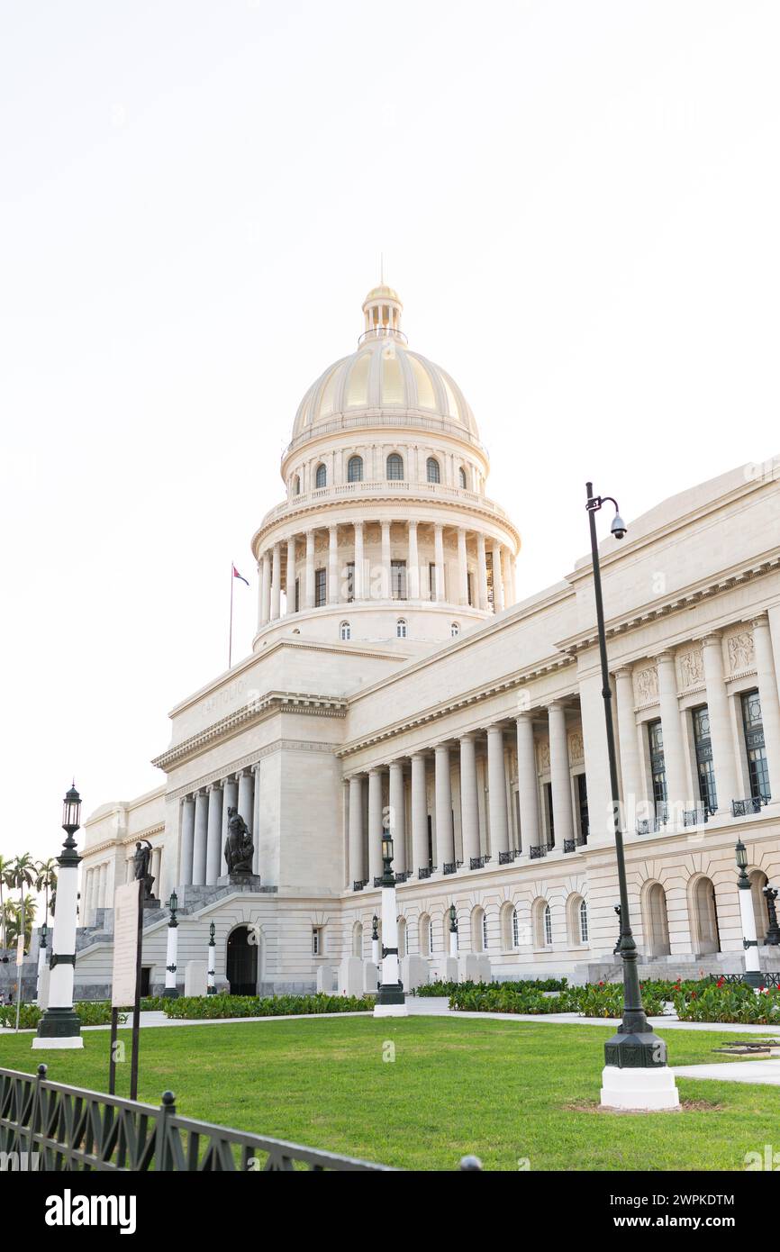 Kuba Capitol mit dynamischem Blick auf die Straße Stockfoto