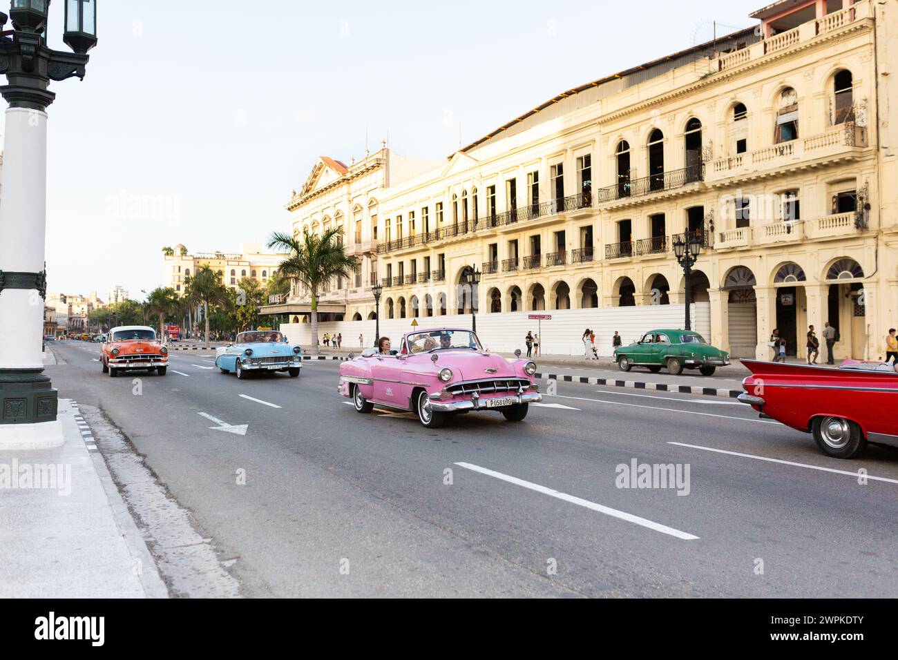 Kubanische Autoparade: Rote, blaue, rosa und grüne Autos in Havanna Stockfoto