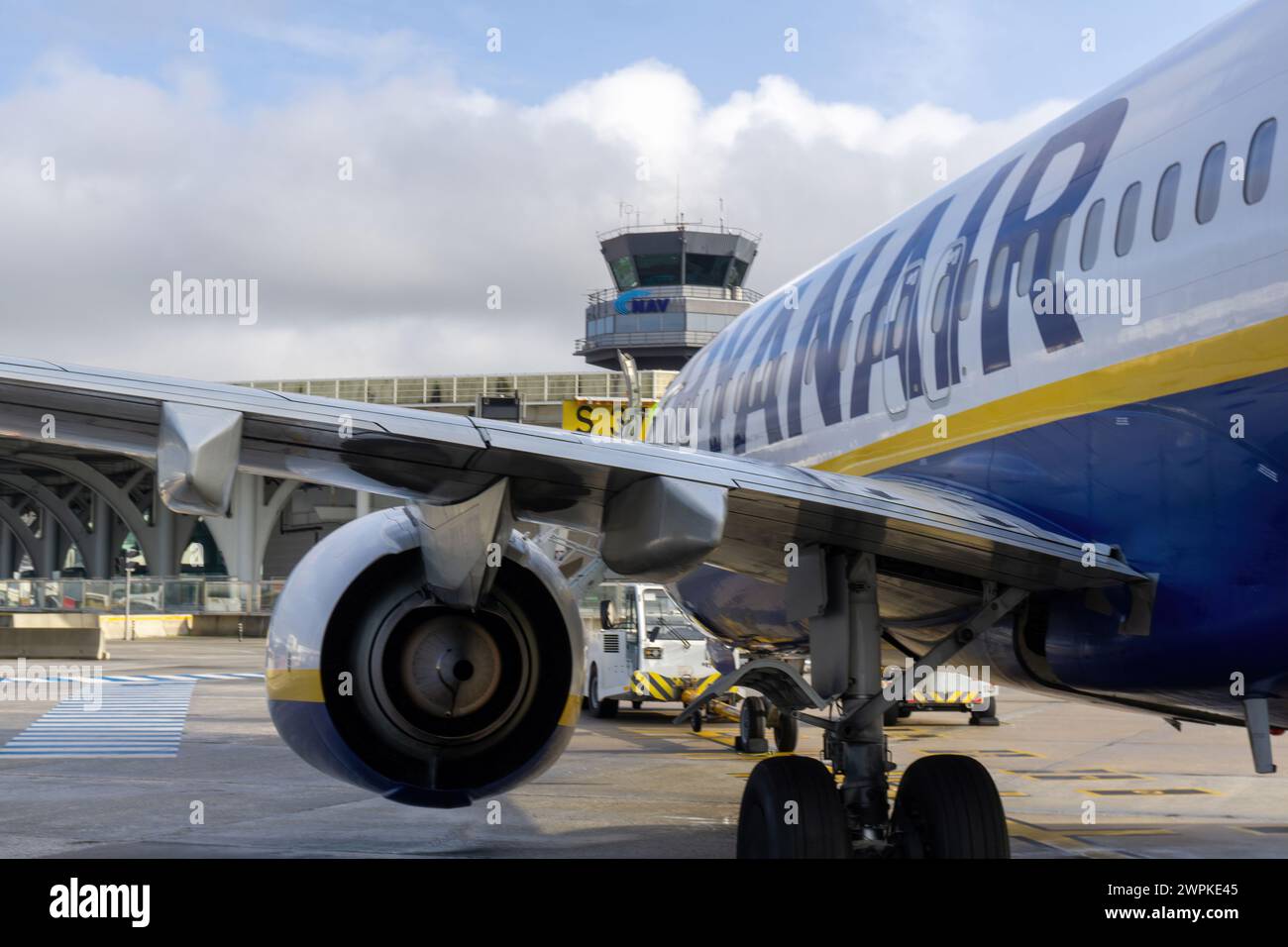 Weiß-blau-gelbes Ryanair Flugzeug vor dem Start Nahaufnahme Stockfoto