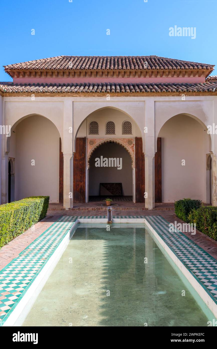 Schloss Alcazaba mit reflektierendem Pool, umgeben von blaugrünen Fliesen Stockfoto