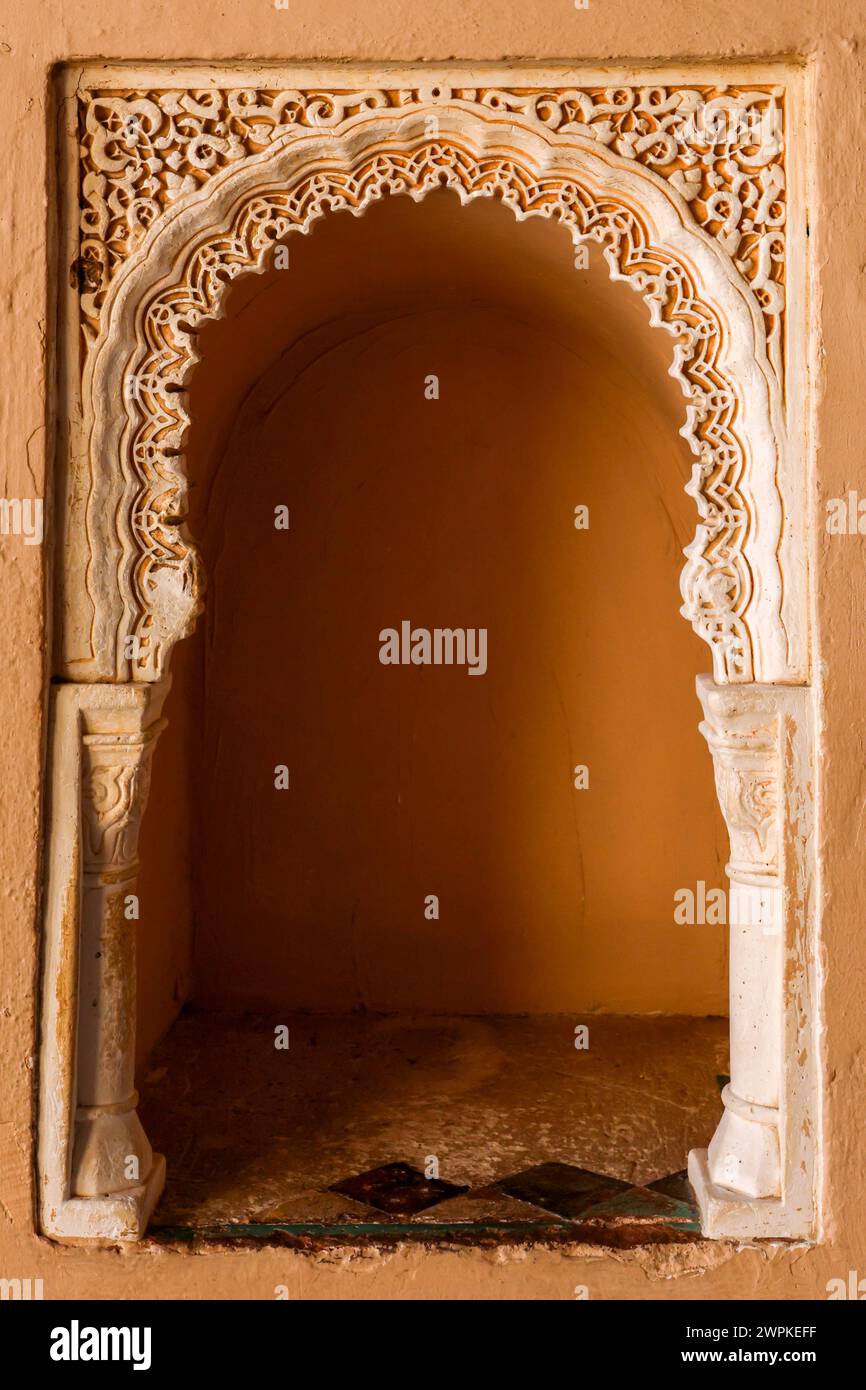 Arabisches Design in orangefarbenen Wänden im Alcazaba in Malaga, Spanien Stockfoto