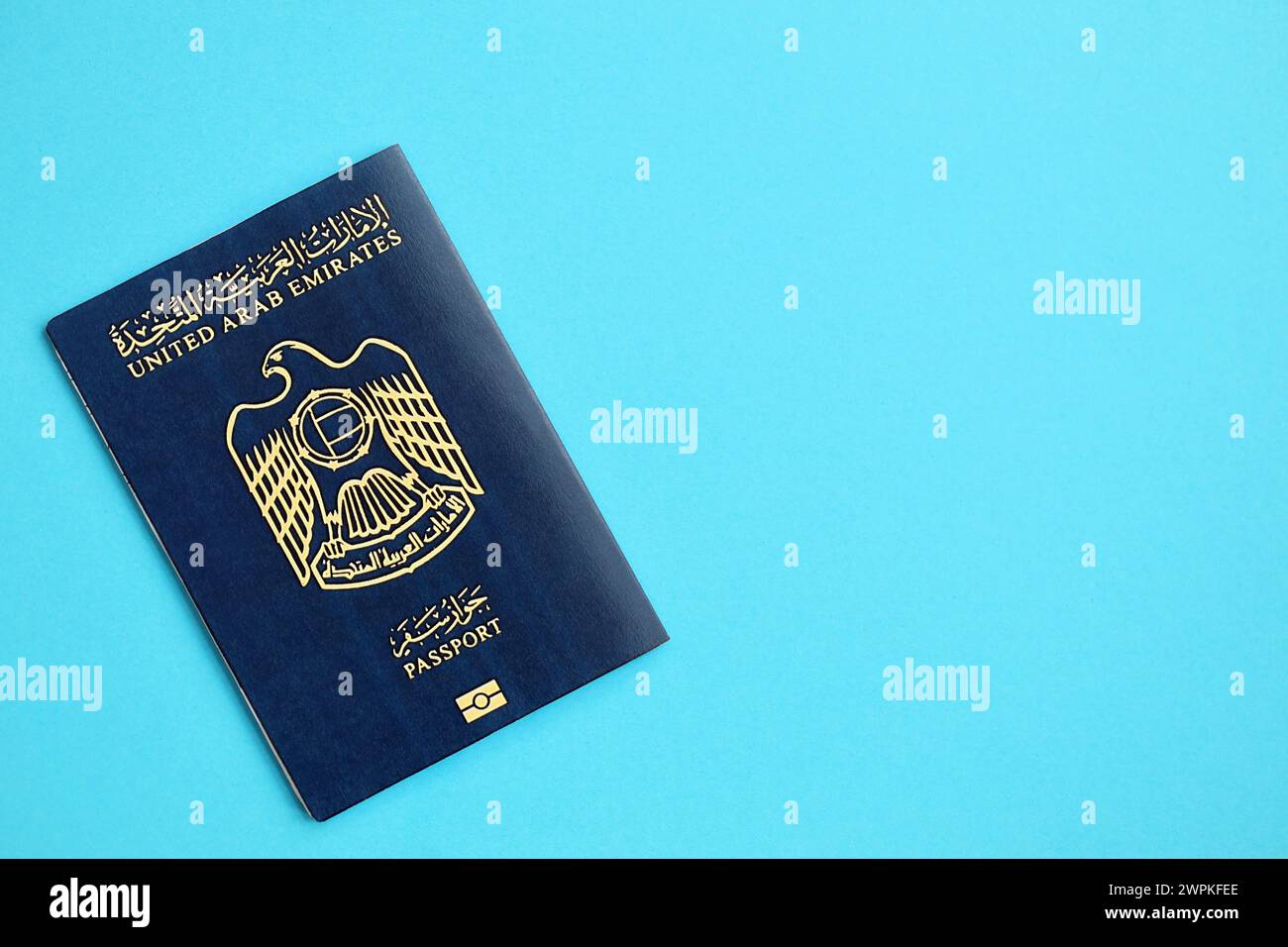 Blauer Pass der Vereinigten Arabischen Emirate auf blauem Hintergrund Nahaufnahme. Tourismus und Staatsbürgerschaft Stockfoto