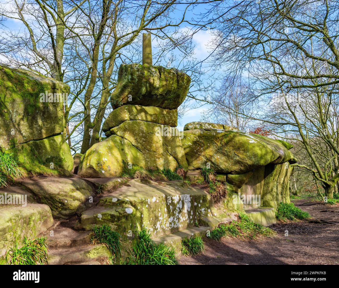 Rowtor Rocks ist ein natürlicher Torist von Millstone Grit unterhalb von Birchover Derbyshire, der im 17. Jahrhundert durch den örtlichen Vikar und Druiden Reverend Thomas Eyre verändert wurde Stockfoto