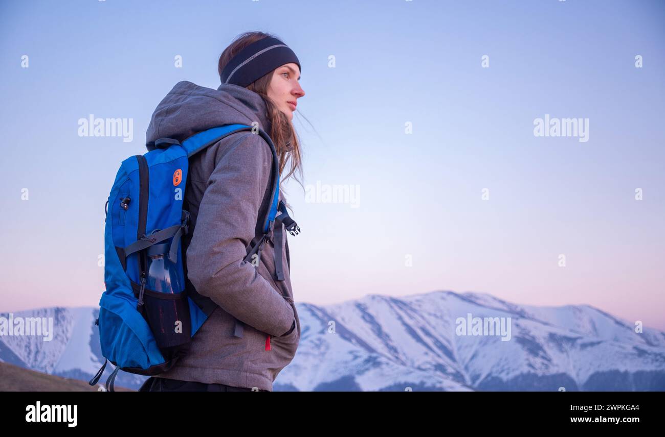 Lächelnde Frau mit Rucksack Wandern in den Snowy Mountains Stockfoto