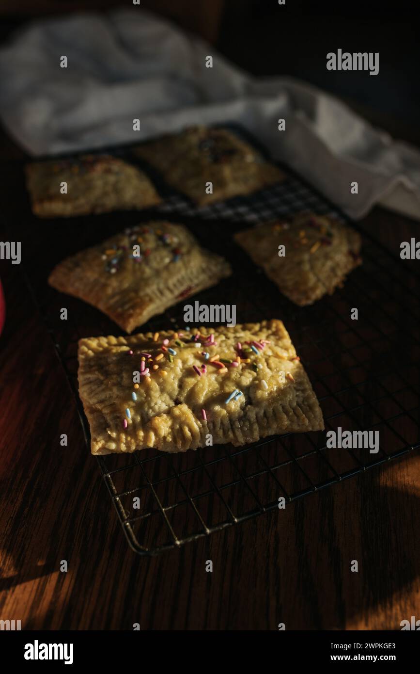 Nahaufnahme von frisch gebackenen handgebackenen Kuchen mit bunten Streuseln oben Stockfoto