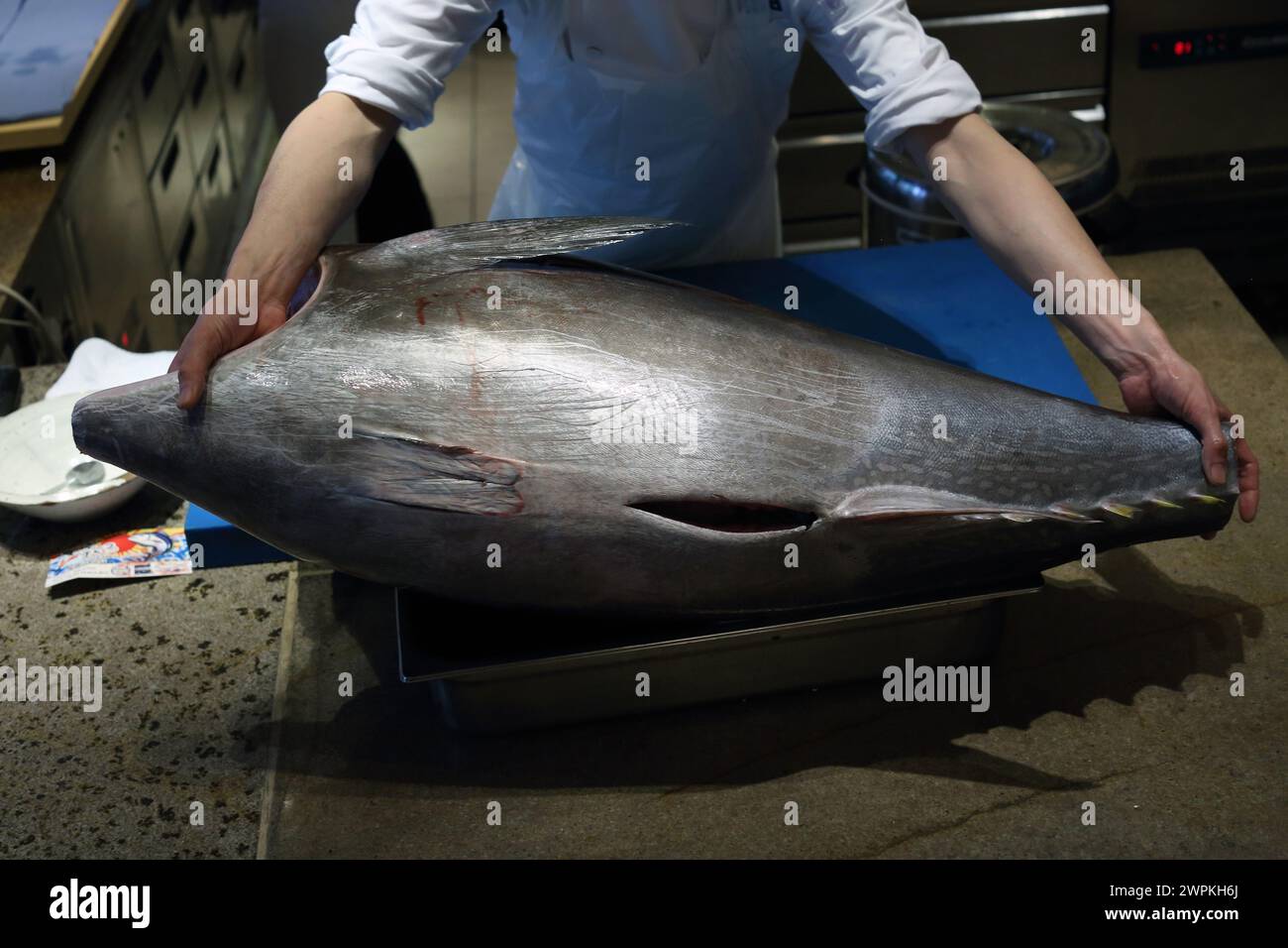 Der Sushi-Meisterkoch bereitet im Restaurant Zuma, hongkong, den ganzen Bluefin Thunfisch zu Stockfoto