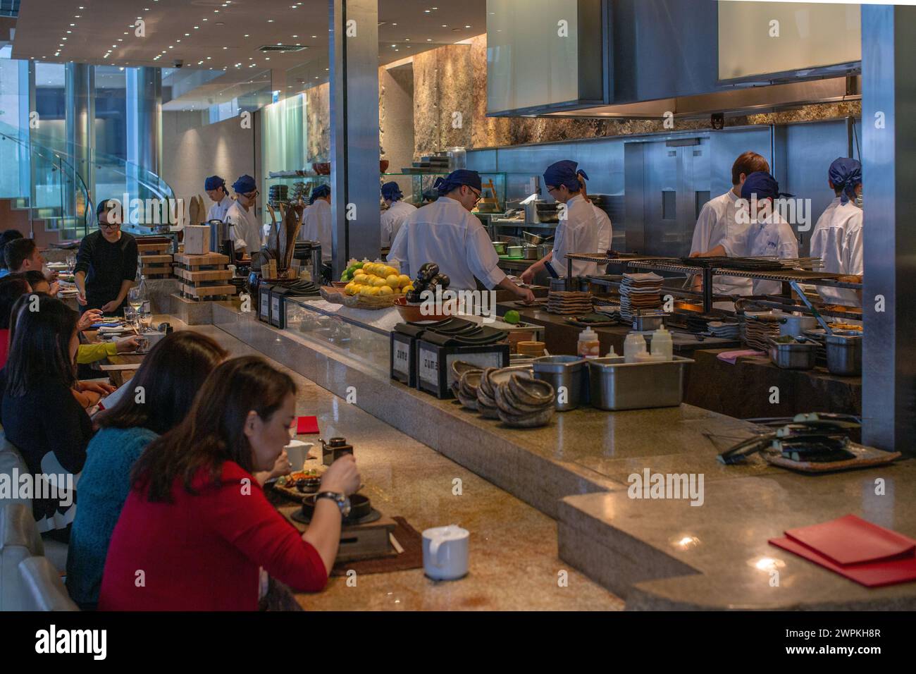 Die Leute essen zu Mittag im Restaurant zuma, hongkong. Stockfoto