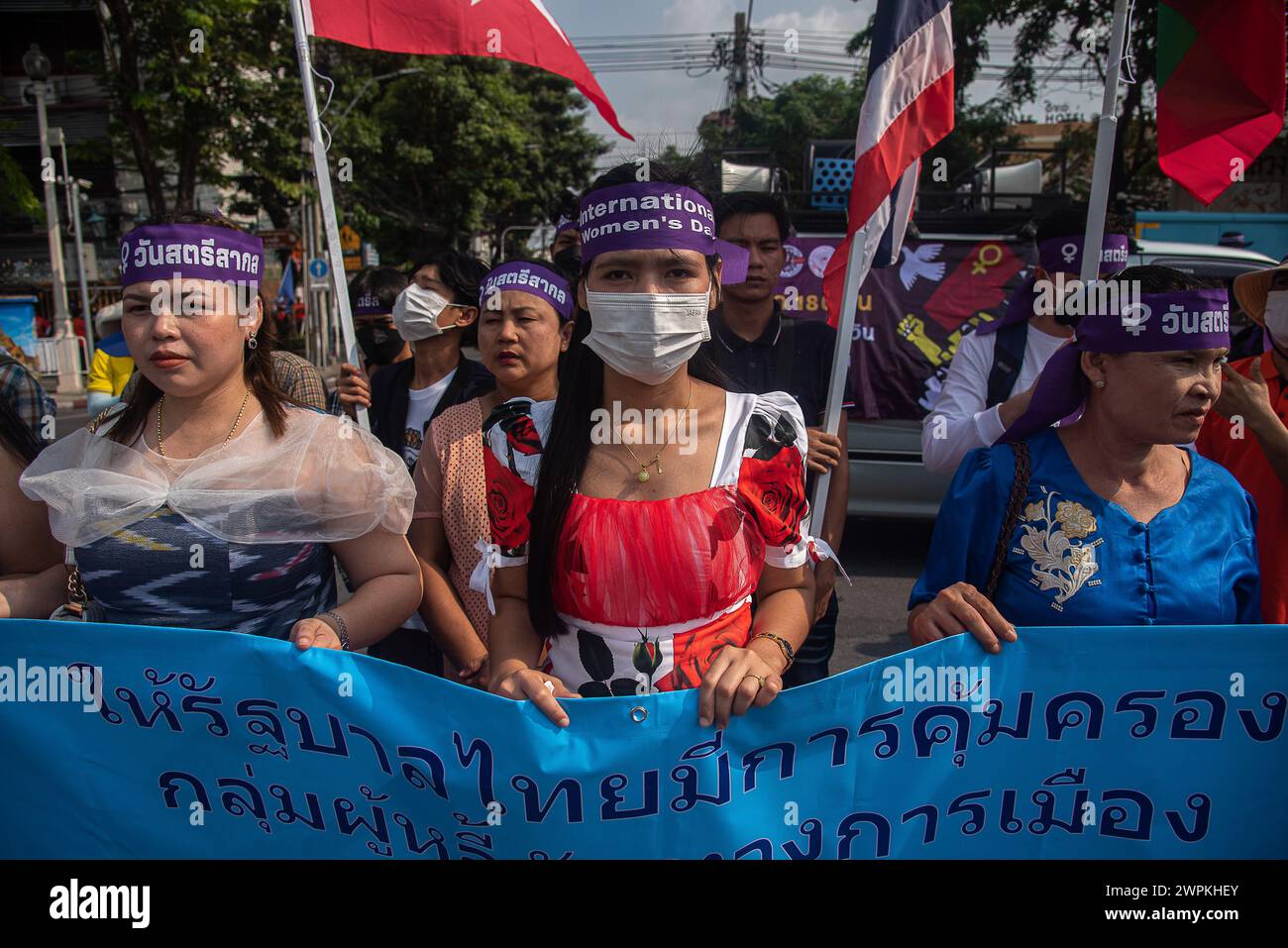 Bangkok, Thailand. März 2024. Myanmarer Wanderarbeiterinnen nehmen an der Demonstration zum Internationalen Frauentag in Bangkok Teil. Frauennetzwerke und Frauenrechtsaktivisten versammelten sich am Democracy Monument, bevor sie zum Regierungshaus in Bangkok, Thailand, marschierten, um den Internationalen Frauentag zu begehen und für die Rechte von Arbeitnehmerinnen und Mutterschaft zu werben. Quelle: SOPA Images Limited/Alamy Live News Stockfoto