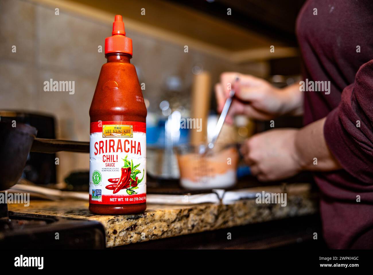 Eine Flasche Sriracha-Sauce auf der Küchentheke. Stockfoto