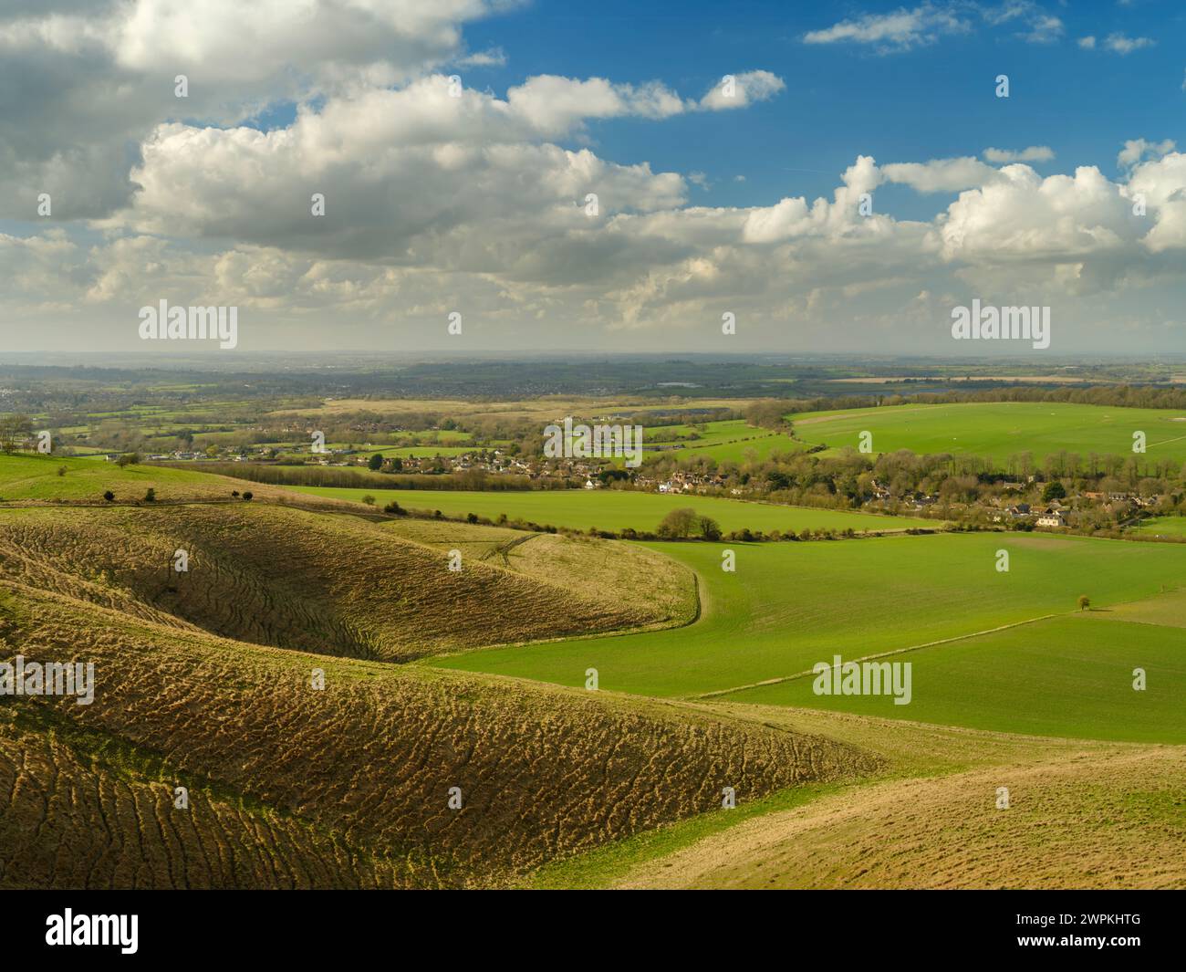 Der Fußweg, der zum Lansdowne Monument und Cherhill White Horse führt, bietet einen spektakulären Blick auf die umliegende Landschaft von Wiltshire. Beide Wahrzeichen sind beliebte Touristenattraktionen und liegen an einem steilen Hang am Rande der Cherhill Downs. Das White Horse und der Obelisk sind von der A4 Calne nach Marlborough Road deutlich zu sehen. Stockfoto