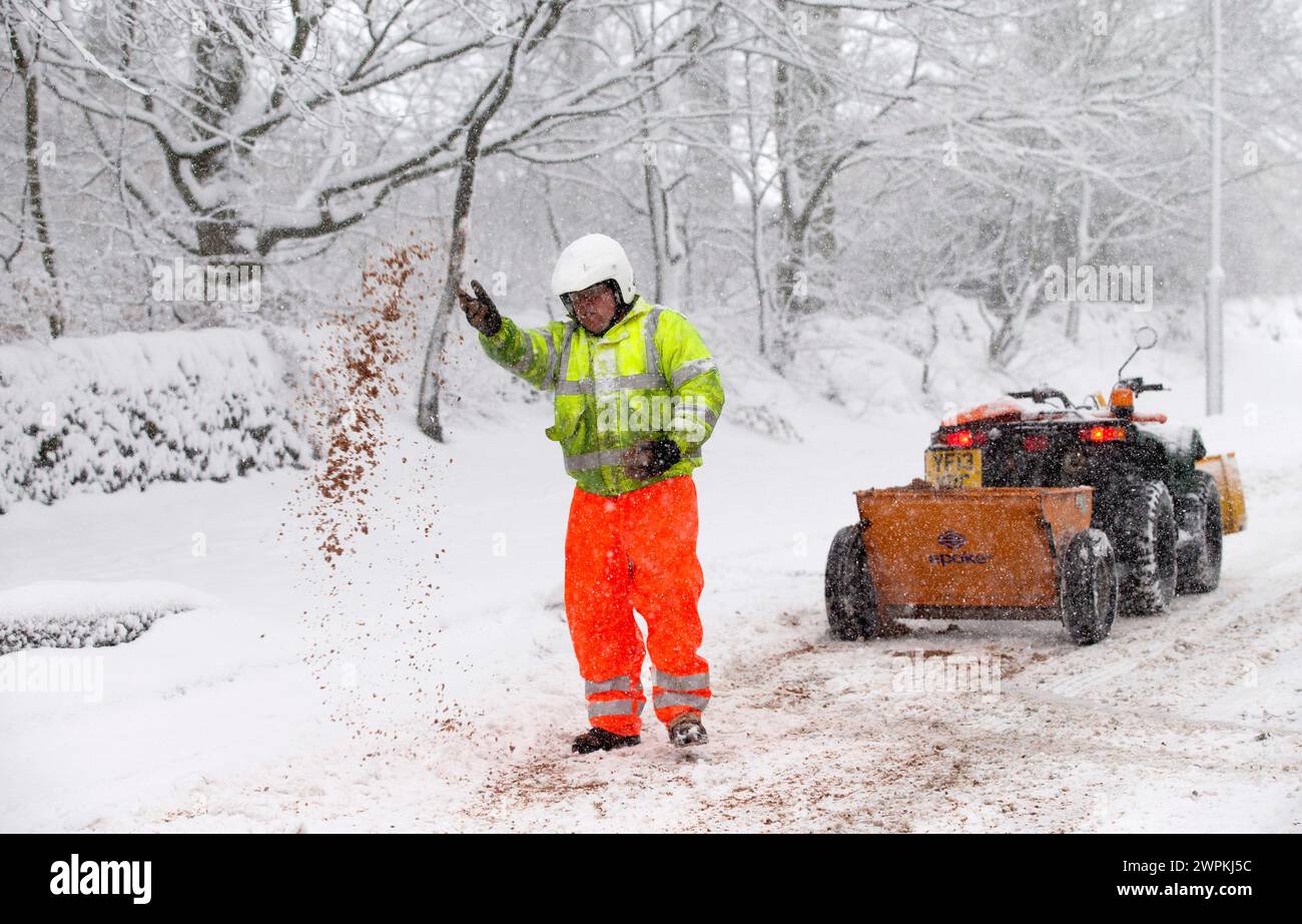 29/01/15 Ein Quad-Bike wird für die Körnung der A515 verwendet. Starker Schneefall führt zu mehreren Unfällen, gestrandeten Fahrzeugen und Verkehrschaos bei winterlichem Wetter Stockfoto