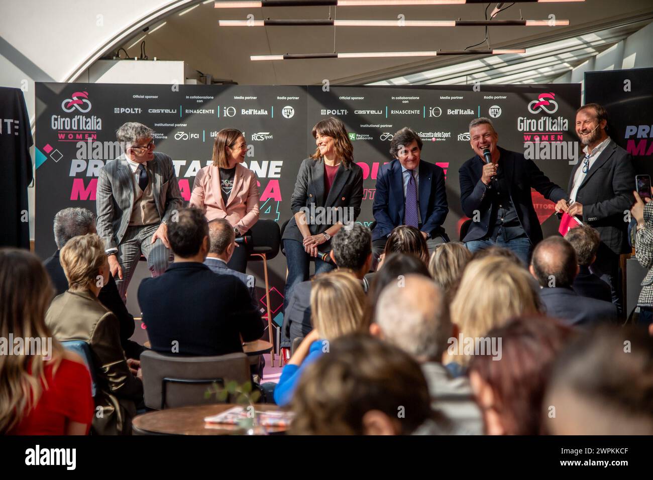 Mailand, Italien. März 2024. Da destra, Paolo Bellino, Marta Bastianelli, Cordiano D'Agnon, iFrancesca Polti, Urbano Cairo, Barbara Mazzali e Pierluigi Cocchini alla präsentazione 'Maglia Rosa 2024' Giro d'Italia Frauen presso Rinascente - Sport - Milano, Italia - Venerdì 8 Marzo 2024(Foto Claudio Furlan/Lapresse) 'Maglia Rosa 2024' Giro d'Italia Frauenpräsentation in Rinascente - Sport - Mailand, Italien - Freitag, 8. März 2024 (Foto Claudio Furlan/Lapresse) Credit: LaPresse/Alamy Live News Stockfoto