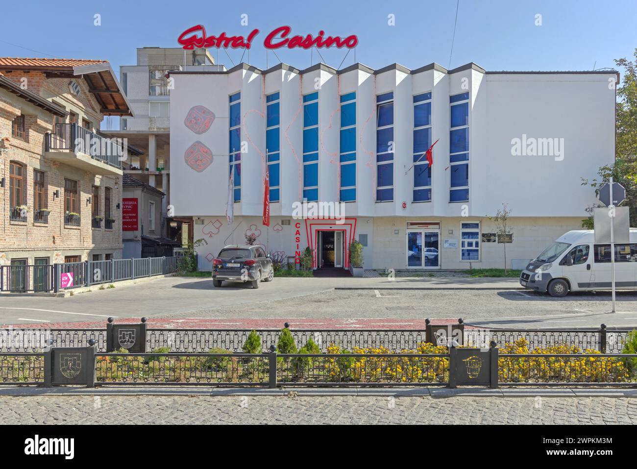 Ohrid, Nordmakedonien - 23. Oktober 2023: Gebäude des Astralkasinos und der Zentralregisteragentur am Boulevard der mazedonischen Erzieher. Stockfoto
