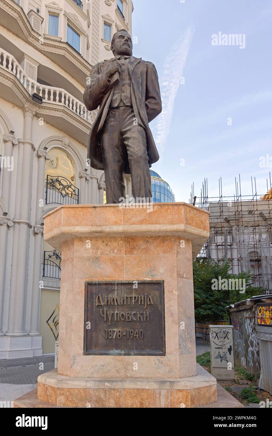 Skopje, Nordmakedonien - 23. Oktober 2023: Statue von Dimitrija Chupovski auf dem Hauptplatz im Zentrum der Hauptstadt. Stockfoto