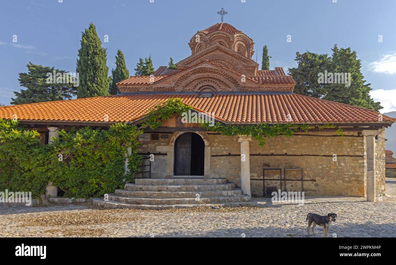 Ohrid, Nordmakedonien - 23. Oktober 2023: Eingang zur mazedonisch-orthodoxen Kirche der Mutter Gottes Peribleptos Historic Building. Stockfoto