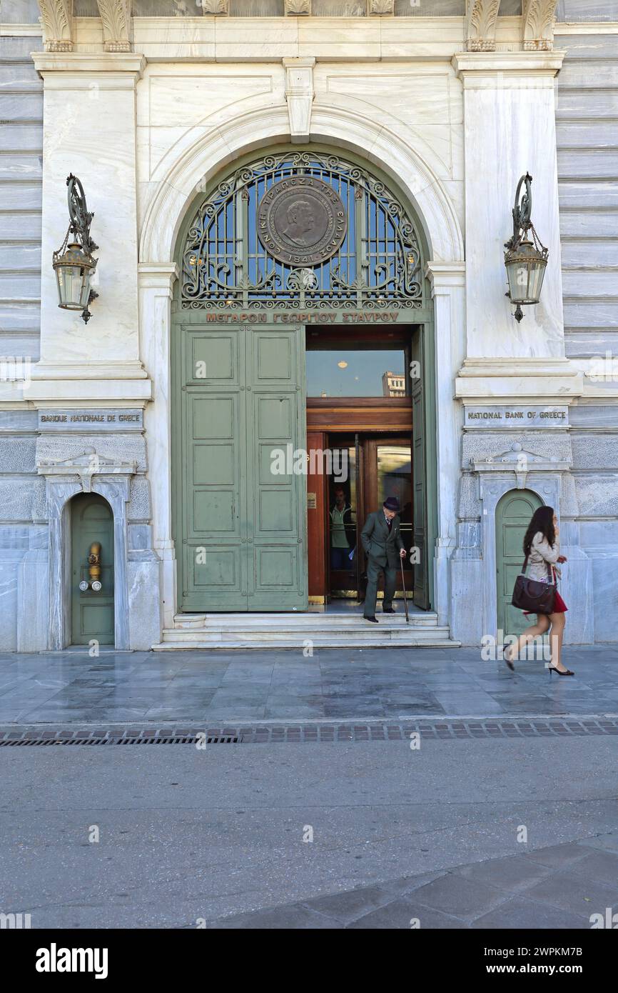 Athen, Griechenland - 4. Mai 2015: Eintritt zum Gebäude der griechischen Nationalbank im Zentrum der Hauptstadt. Stockfoto