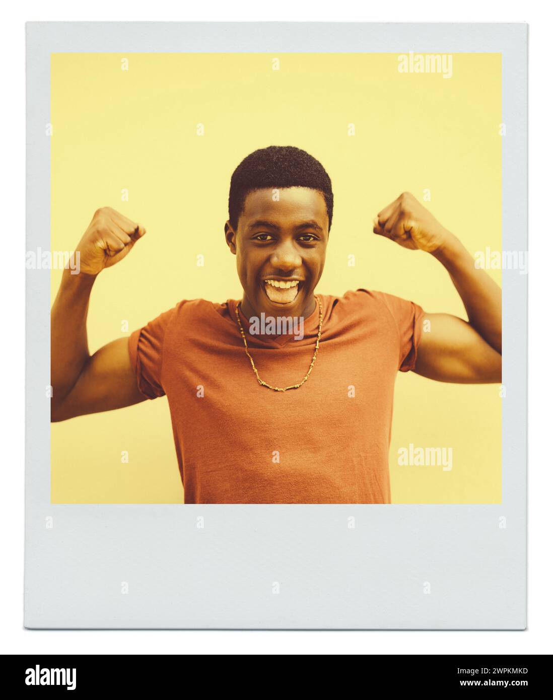 Schwarzer Mann, aufgeregt und glücklich mit Flex für Muskelkraft, Energie und Trainingserfolg auf gelbem Hintergrund. Afrikanische Person, lächeln und mit Stockfoto