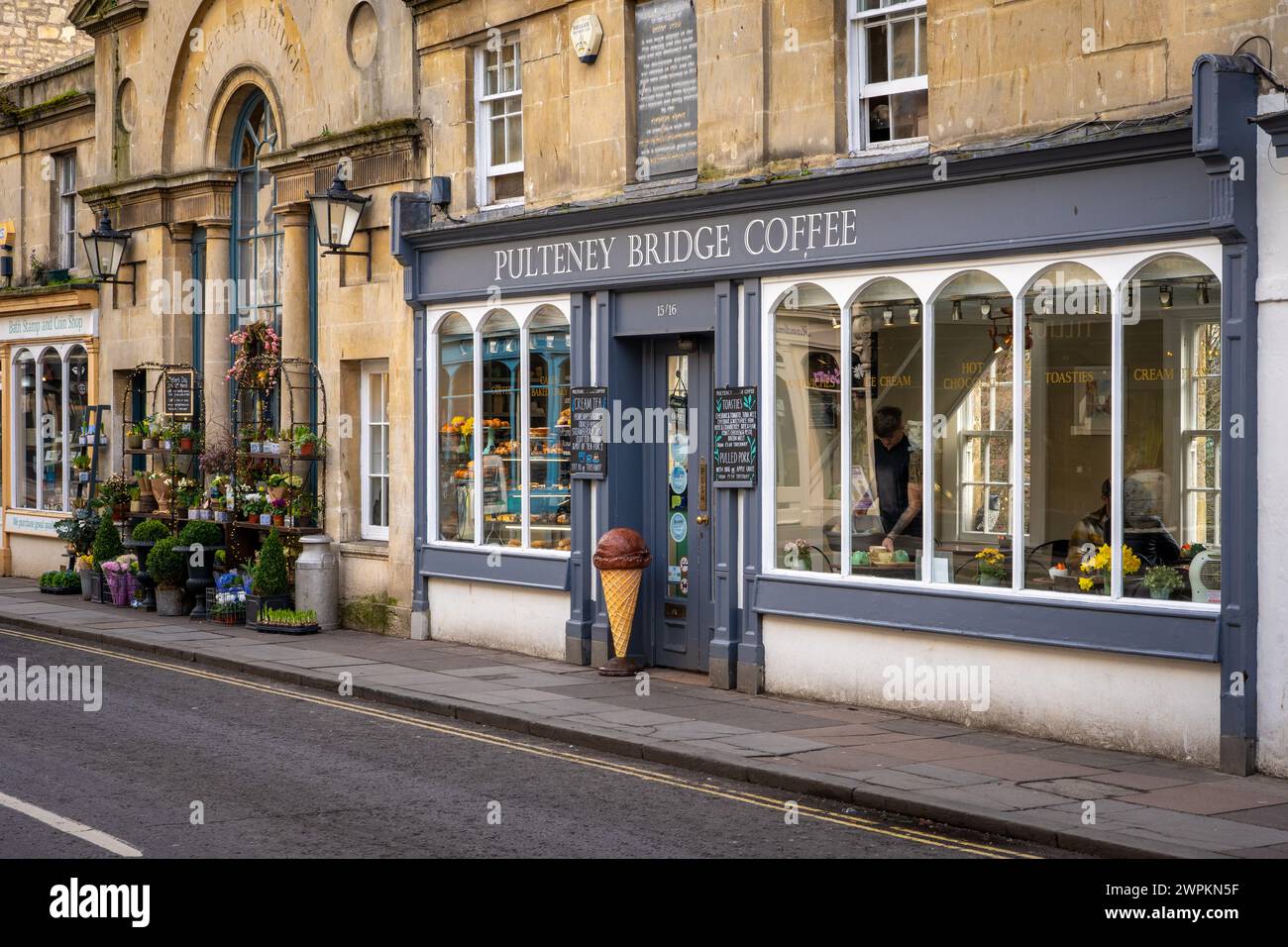 Café-Bar auf Pulteney Bridge, Bath, Somerset, Großbritannien Stockfoto