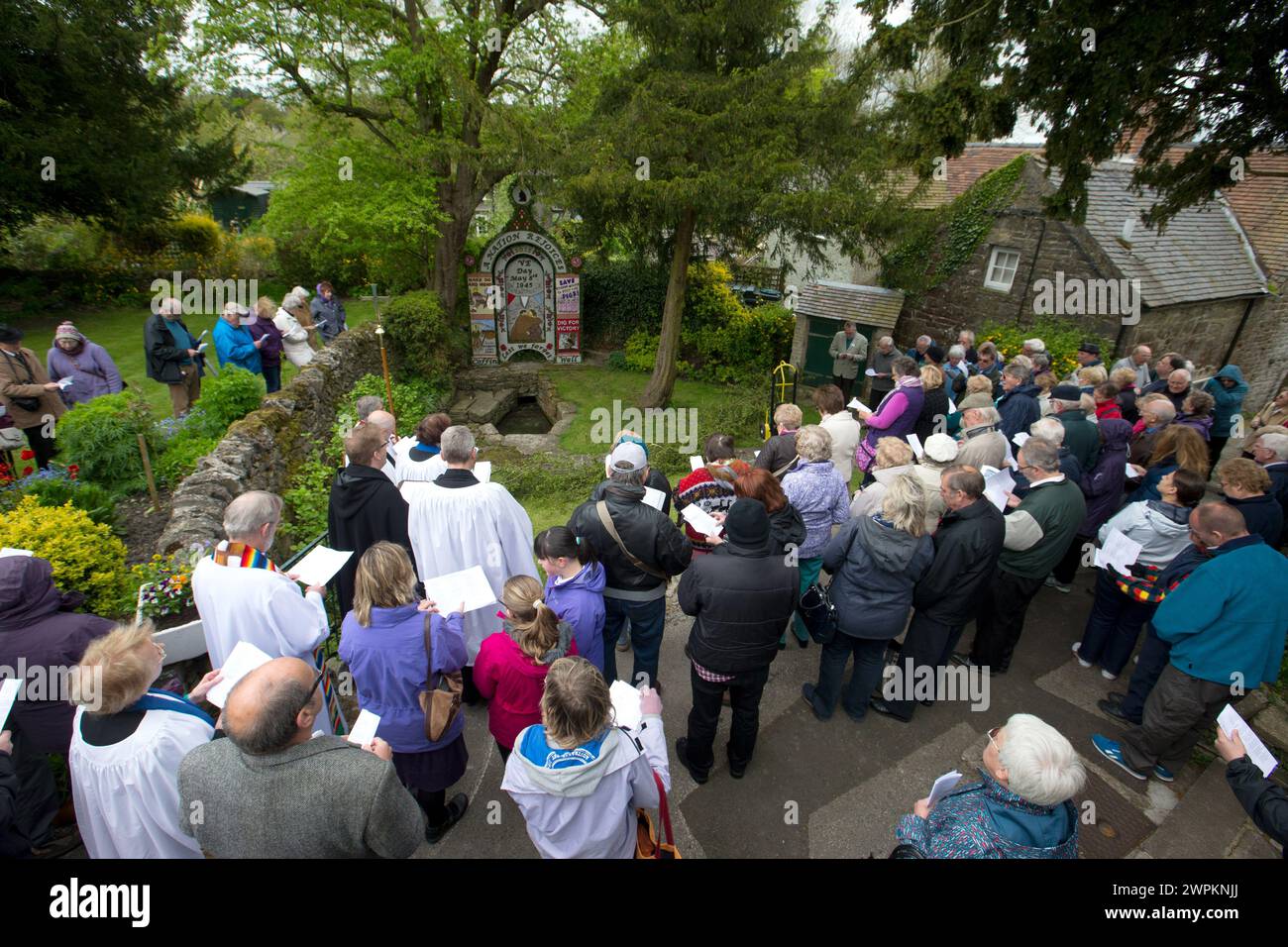 14/05/15 Hunderte von Menschen singen Lieder, während Geistliche das vom V.E. Day inspirierte Design im Coffin Well segnen - benannt nach der Form des Brunnens. Bis m Stockfoto
