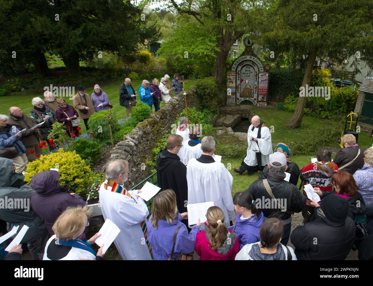 14/05/15 Hunderte von Menschen singen Lieder, während Geistliche das vom V.E. Day inspirierte Design im Coffin Well segnen - benannt nach der Form des Brunnens. Bis m Stockfoto