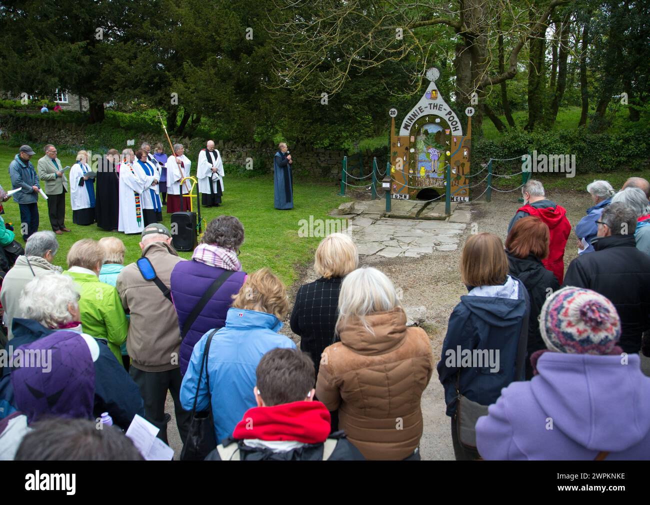 14/05/15 Mitglieder des Klerus Bless Town Well, inspiriert in diesem Jahr vom 100. Jahrestag von Winnie the Puuh. Zum Aufstiegstag dieses Jahres sind wir Stockfoto