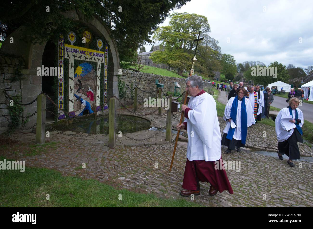 14/05/15 die Geistlichen kommen zum Bless Hall Well, dem Hauptbrunnen des Dorfes gegenüber der Tissington Hall. Dieses Jahr zeigt ein biblisches Desig Stockfoto