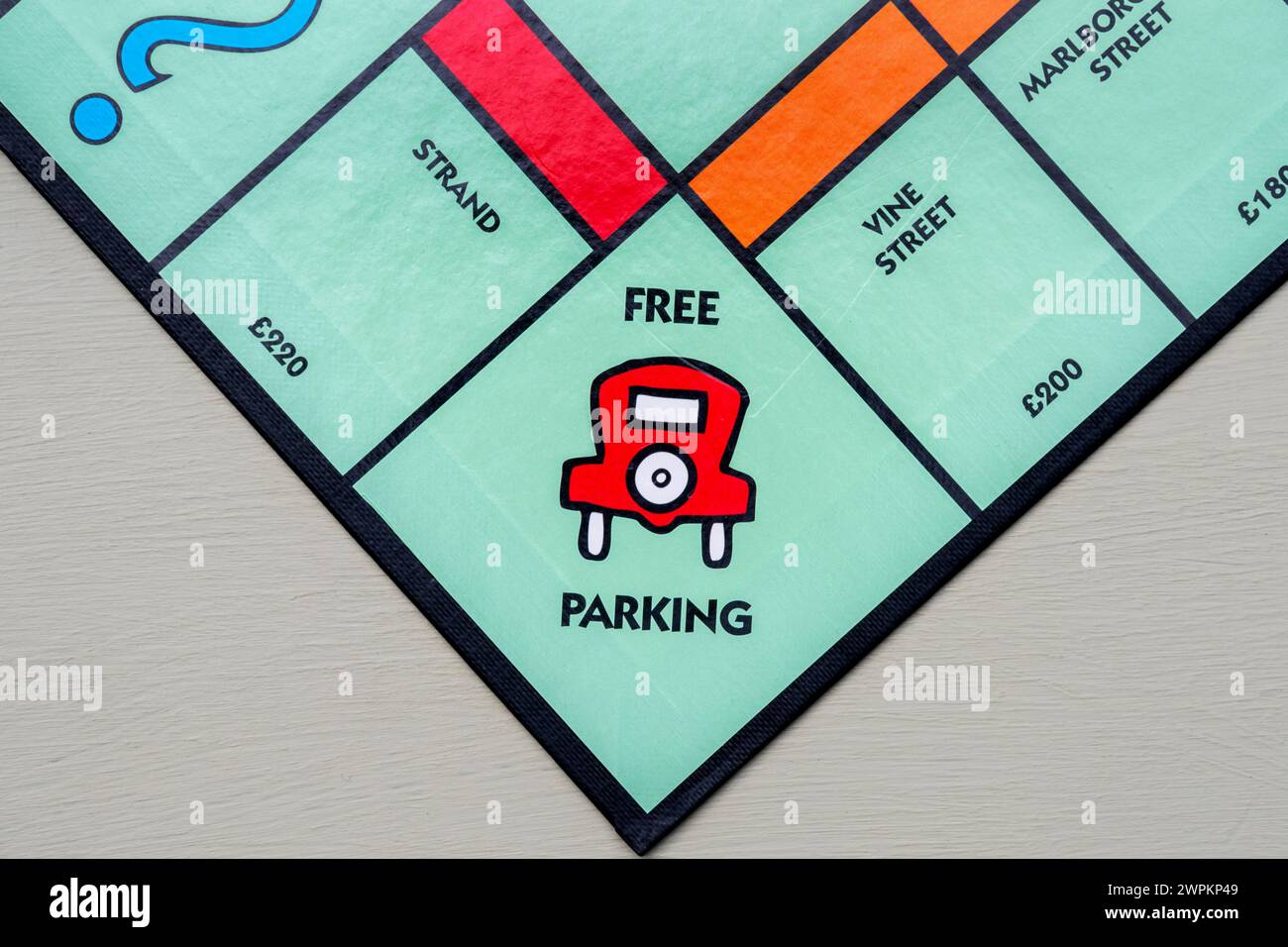 Der kostenlose Parkplatz bei einem Monopoly-Brettspiel. Stockfoto