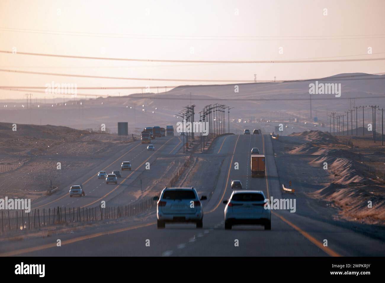 Fahren Sie im Sandsturm auf der Wüstenstraße Saudi Arabien Stockfoto