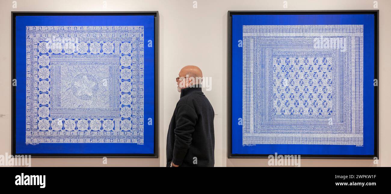 Oktober Gallery, London, Großbritannien. März 2024. Celestial Blue ist eine Einzelausstellung neuer Werke des algerischen Künstlers Rachid Koraichi (Foto). Ausgehend von den komplizierten Texten der arabischen Schrift, oft in umgekehrter oder spiegelter Schrift, setzt Koraichi Symbole, Zahlen und Chiffren ein, die aus einer Vielzahl von Sprachen und kulturellen Traditionen stammen. Vom 7. März bis 13. April umfasst die Ausstellung Leinwandarbeiten, durchsetzt mit statuesken Stahlskulpturen, in seinen charakteristischen figurativen Formen. Die Leinwände sind inspiriert von den Nasibs des Sufi-Mystikers und Schriftstellers Ibn'A aus dem 12. Jahrhundert Stockfoto