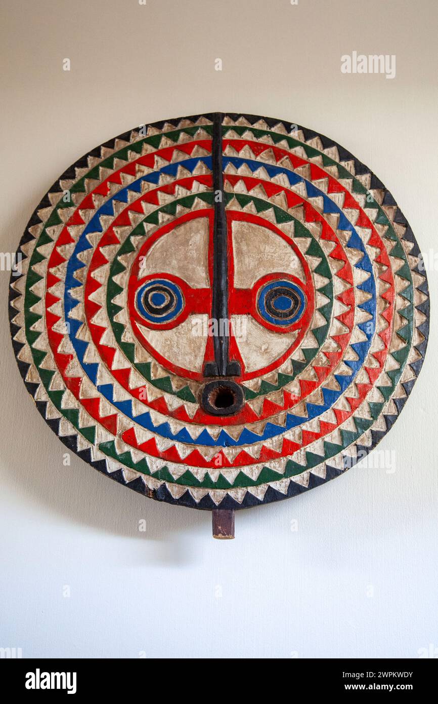 Afrikanische Holzmasken-Skulptur auf der Wand - Südafrika Stockfoto