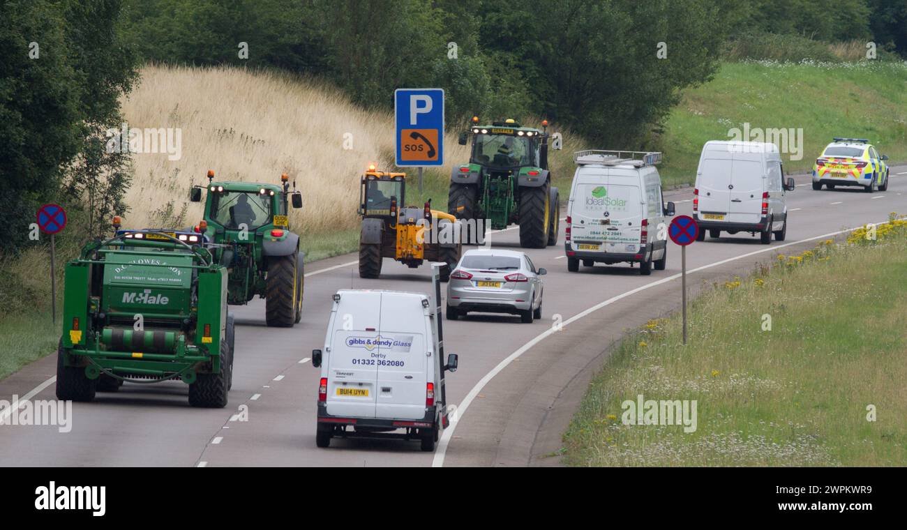 24/07/15 ein Konvoi von Traktoren, der an einem Punkt fast vierzig erreichte, blockiert die A50 bei Sud Stockfoto