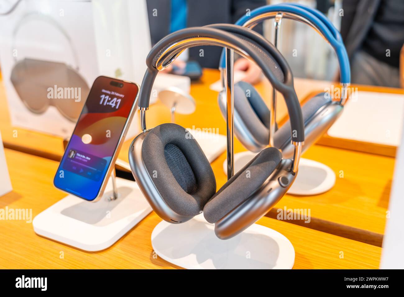 Apple Produkte, iPhone 15 Pro Max und Airpods Max in Space Grey im Schaufenster des Stores. Thailand, Bangkok, 24. Februar 2024 Stockfoto