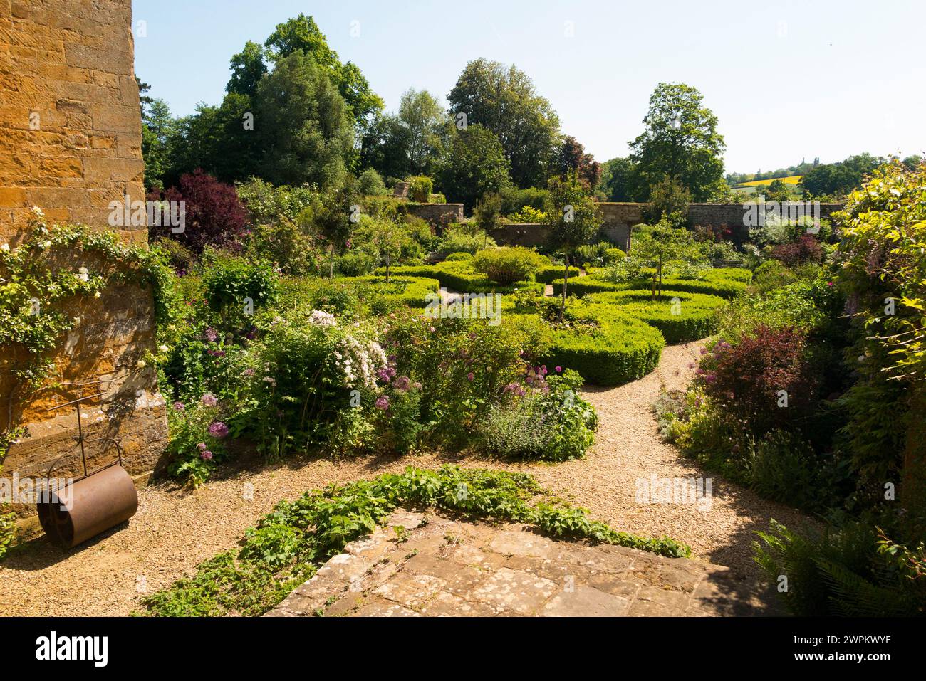 Im formellen Ladys Garden hinter Broughton Castle; Wasserschloss mit dem Schloss Banbury, Oxfordshire am Sommertag mit blauem Himmel. UK. (134) Stockfoto