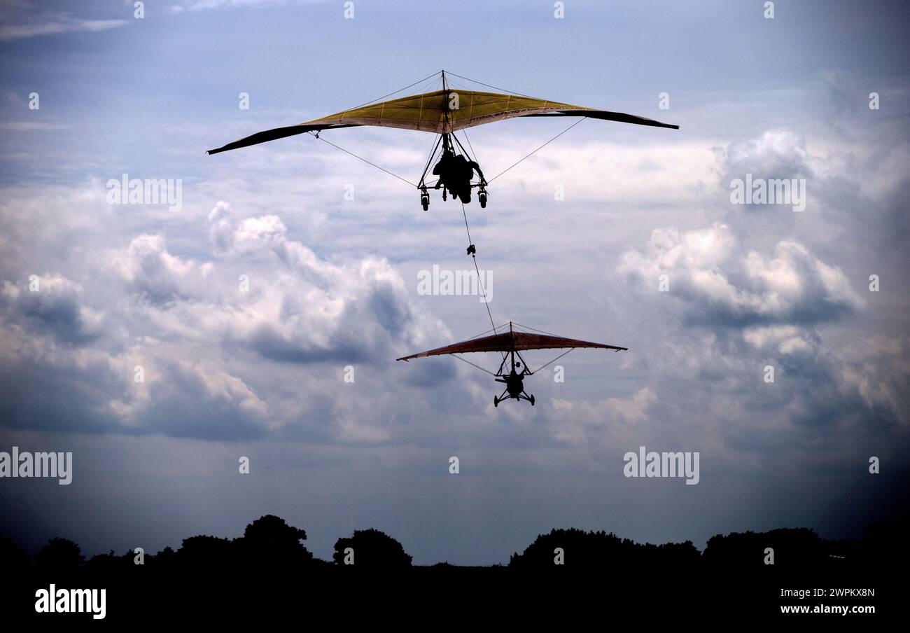 01/07/15 Verletzte Veteranen werden zum Tandem-Hanglider-Flug abgeschleppt. *** GANZE GESCHICHTE HIER: HTTP://WWW.FSTOPPRESS.COM/ARTICLES/FLYING-FOR-HEROES/ *** Stockfoto