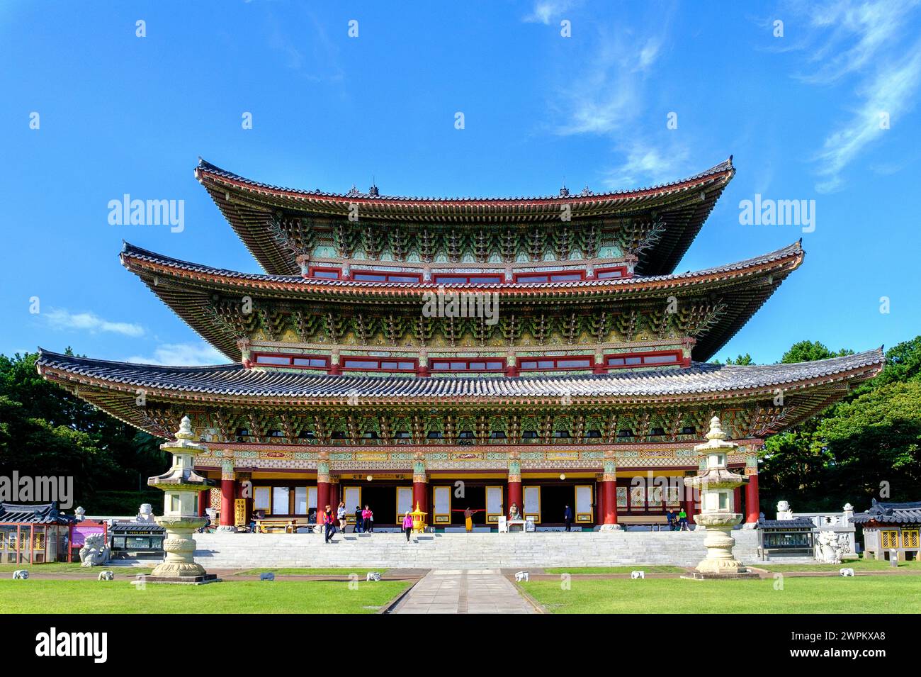 Yakcheonsa Buddhist Temple, 30 Meter hoch, 3305 Quadratmeter groß, der größte Tempel in Asien, Jeju Island, Südkorea, Asien Stockfoto