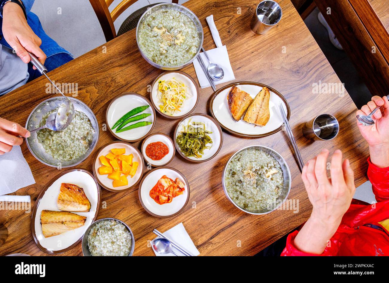 Typisch südkoreanische Gerichte mit Abalone Brei, Kimchi, Beilagen und frischem Fisch, Jeju Island, Südkorea, Asien Stockfoto