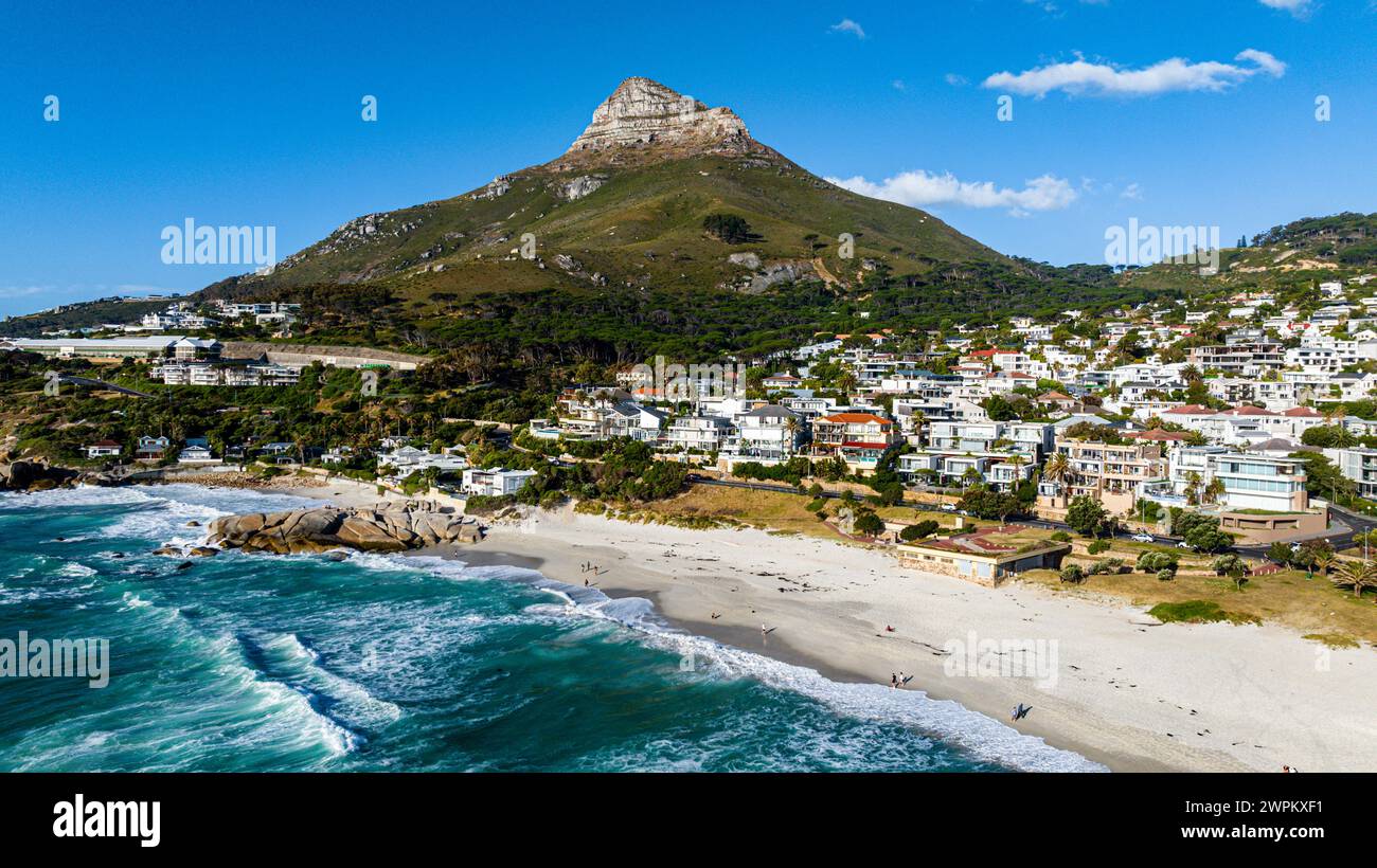 Luftaufnahme des Lion Head und Camps Bay, Kapstadt, Südafrika, Afrika Stockfoto