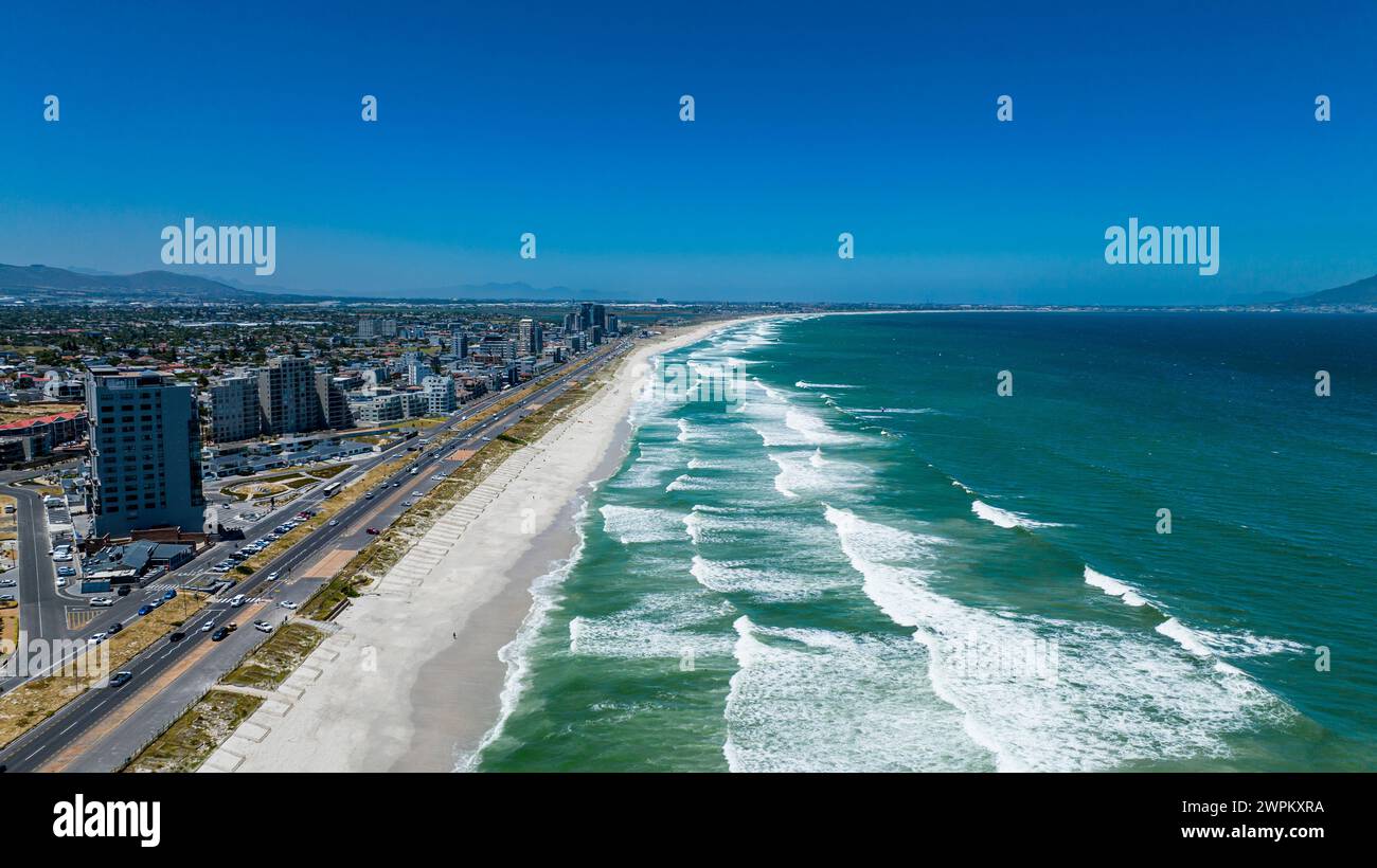 Aus der Vogelperspektive des Bloubergstrand Beach mit Tafelberg im Hintergrund, Tafelbucht, Kapstadt, Südafrika, Afrika Stockfoto