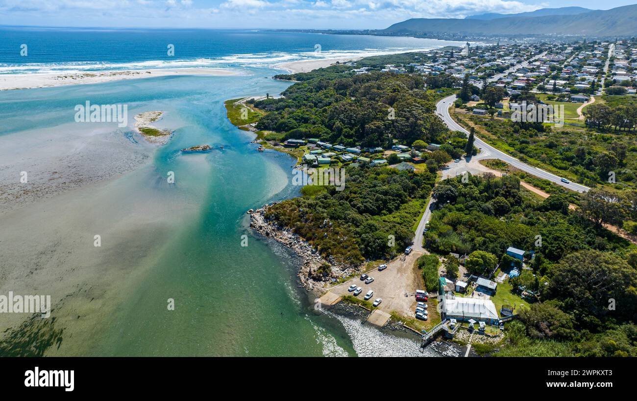 Aus der Vogelperspektive des türkisfarbenen Wassers der Klein River Lagoon, Hermanus, Western Cape Province, Südafrika, Afrika Stockfoto