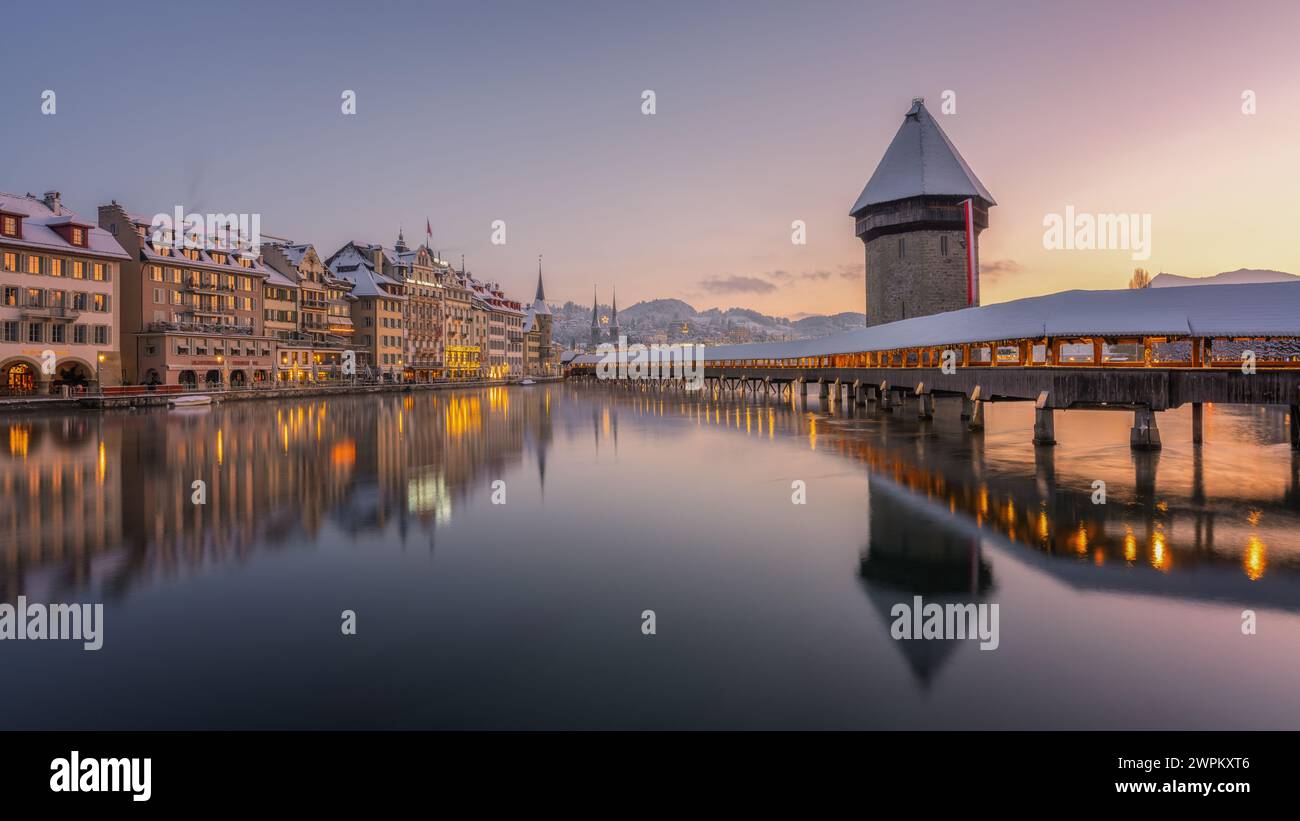 Kapellbrücke bei Sonnenaufgang im Winter, Holzsteg, Luzern, Schweiz, Europa Stockfoto