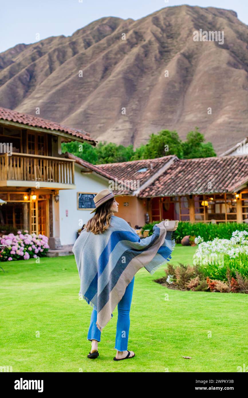 Frau im Heiligen Tal, Peru, Südamerika Stockfoto